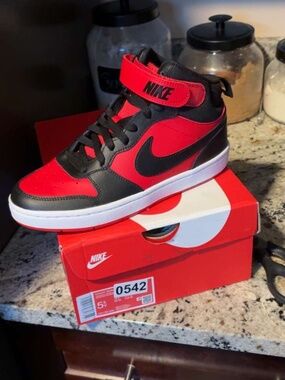 Brand new youth 5.5 or women 7